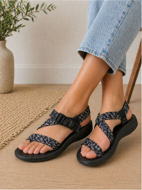 Women's Chaco Sandals Size 6 Black and White